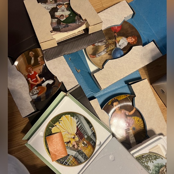 Vintage collectible plates - Picture 13 of 15